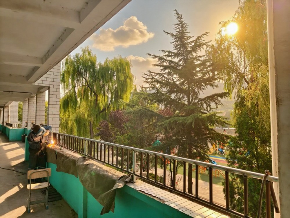 助力地方教育，護(hù)航學(xué)子平安——陜煤建設(shè)礦建二公司安裝項(xiàng)目部為卓立小學(xué)教學(xué)樓安裝防護(hù)欄桿