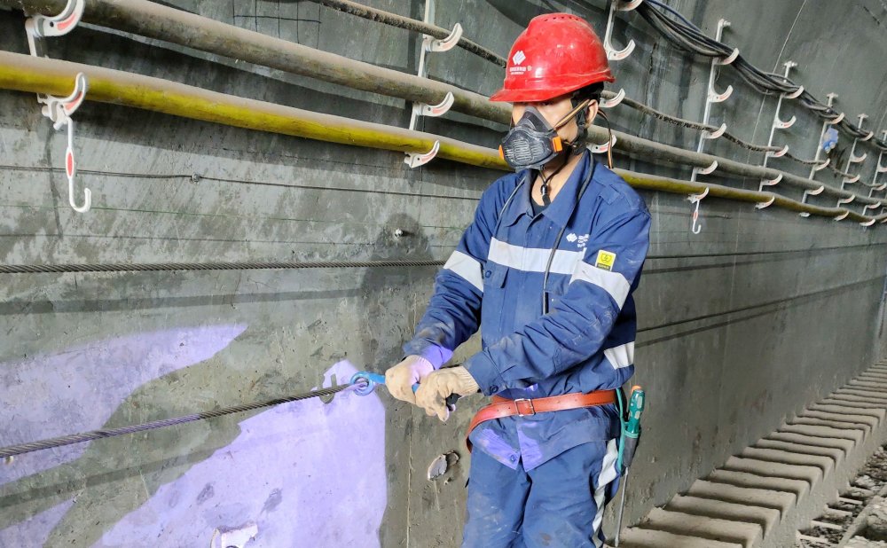 爬坡不用“喘粗氣”！玻璃溝煤礦行人助行裝置投運(yùn)，省力更暖心