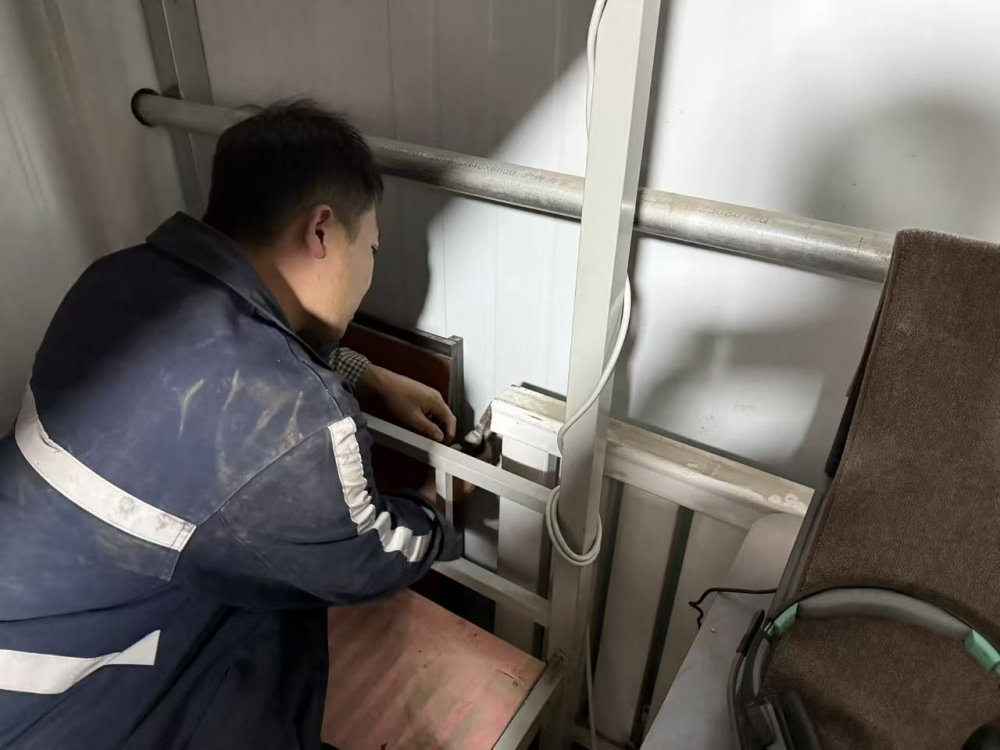 陜煤建設煤礦運營服務分公司：寒潮來襲暖意融 關愛職工在行動