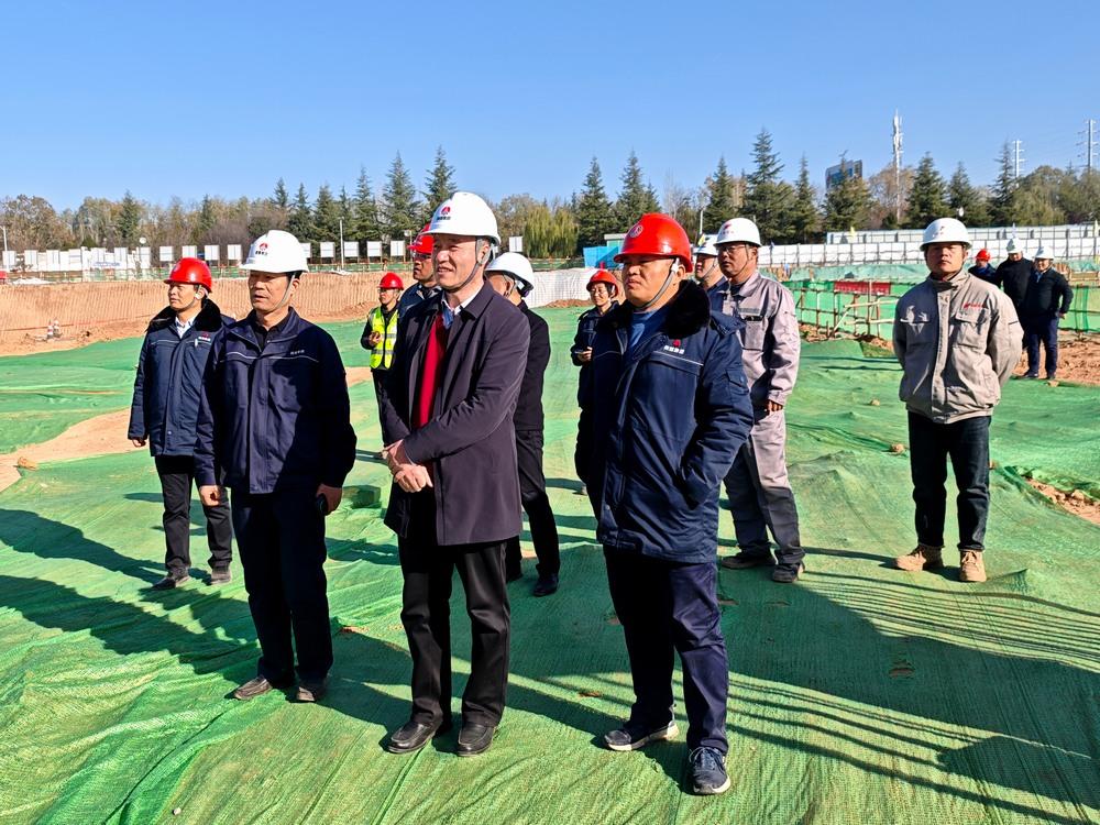 陜煤集團(tuán)基本建設(shè)管理部高級(jí)主任師黃社民一行深入陜煤建設(shè)承建的銅創(chuàng)能材項(xiàng)目檢查指導(dǎo)工作