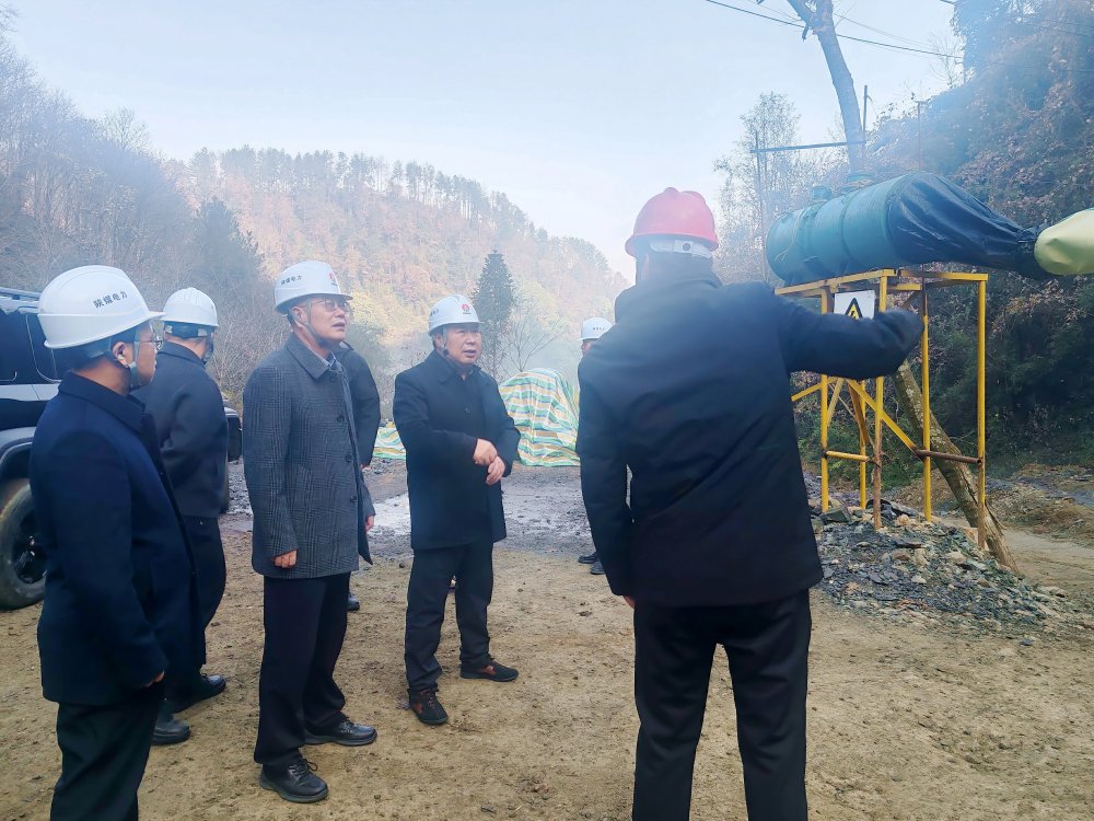陜煤集團(tuán)總經(jīng)理助理、陜煤電力集團(tuán)黨委書(shū)記、董事長(zhǎng)馮平安一行深入西鄉(xiāng)抽蓄電站勘探平硐項(xiàng)目現(xiàn)場(chǎng)檢查指導(dǎo)前期準(zhǔn)備工作