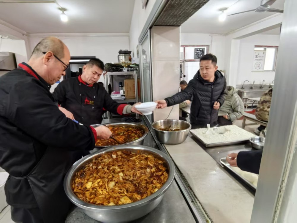 陜煤建設(shè)煤礦運(yùn)營服務(wù)分公司：一線寒冬，后勤送暖